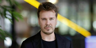 Der Journalist Mikhail Zygar blickt ernst in die Kamera