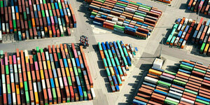 Zahlreiche Schiff-Container in den unterschiedlichsten Farben