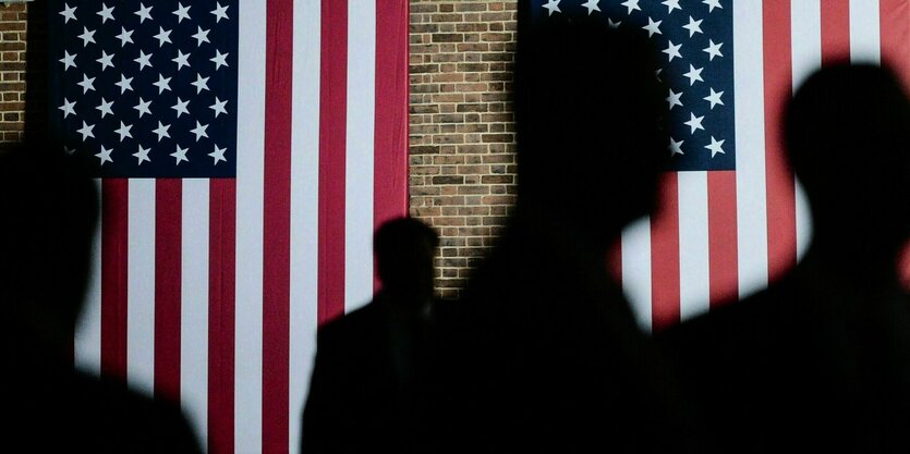 Silhouetten vor der Flagge der Vereinigten Staaten