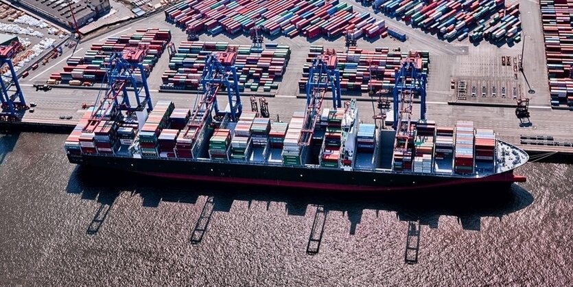 Contanerschiff an einem Kai unter Containerbrücken