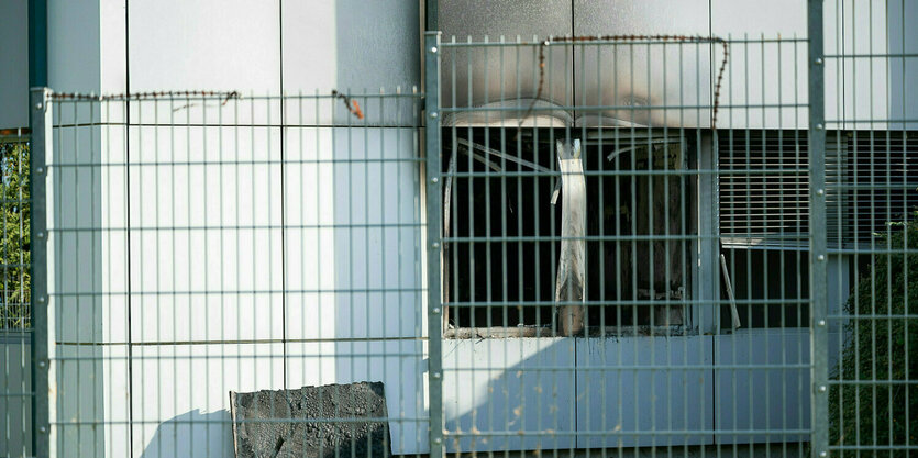 Brandanschlag auf geplante Asylunterkunft in Bautzen. An der Fassade sind Brandspuren und eingeworfene Fenster zu sehen