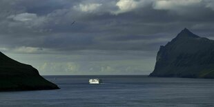 Ein Boot schwimmt auf dem Meer