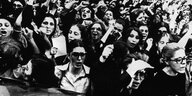 Das Bild in Schwarzweiß zeigt demonstrierende Frauen mit unbedeckten Haaren vor dem Sitz des Präsidenten der Islamischen Republik Iran