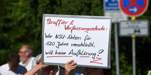 Zwei Demonstrantinnen fordern auf der Kundgebung «Zusammen sind wir stark» für Walter Lübcke auf einem Transparent von «Bouffier und Verfassungsschutz: wer NSU-Akten für 120 verschließt, will keine Aufklärung»