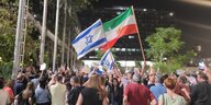 Potestierende mit israelischen und iranischen Flaggen