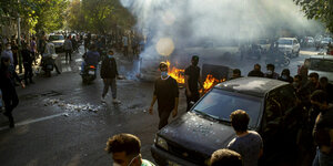 brennende Straßensperren und Demonstranten
