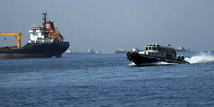 Ein mit Getreide aus der Ukraine beladenes Schiff legt in Istanbul ab