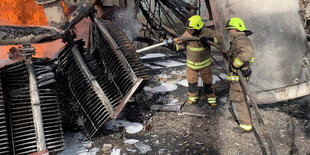 Feuerwehrmänner auf einer Brandstelle