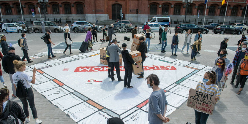 Protest am Dienstag den 7.Juli 2020 vor dem Roten Rathaus in Berlin gegen den geplanten Verkauf von 23 Haeusern an den Wohnungskonzern Deutsche Wohnen. Aktivisten stehen auf einem großen Monopoly-Feld.