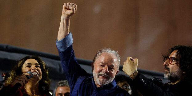 Wahlsieger Lula da Silva reckt die Faust in die Höhe