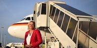 Nancy Faeser (SPD), Bundesministerin des Innern und Heimat, steht vor einer Maschine der Flugbereitschaft.