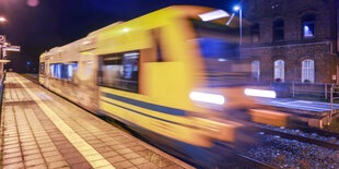 Eine Regionalbahn fährt in den Bahnhof ein (Aufnahme mit langer Belichtungszeit)