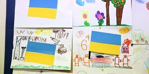 An der Aziz-Nesin-Grundschule in Friedrichshain-Kreuzberg in Berlin ist eine Pinnwand mit verschiedenen Zeichnungen zum Thema Ukraine zu sehen