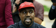 Kayne West trägt eine rote Kappe mit "Make America great again" Aufschrift