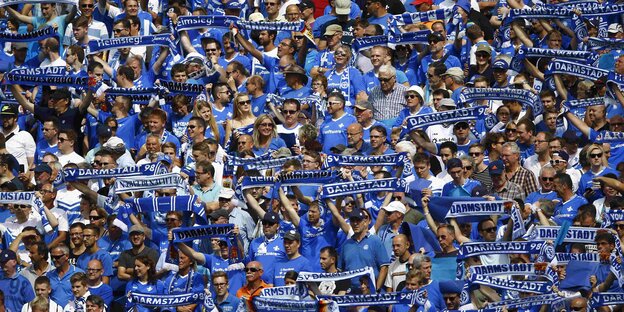Ein blaues Meer: die Fans des SV Darmstadt 98