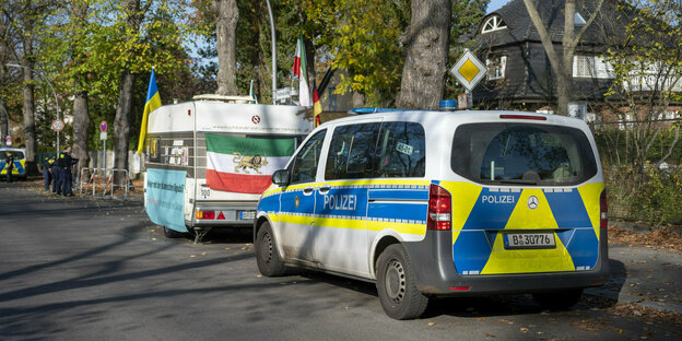 Polizeiauto und Campingwagen-Mahnwache vor der iranischen Botschaft in Berlin