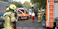 insatzfahrzeuge von Polizei und Feuerwehr stehen an der Bundesallee in Berlin-Wilmersdorf, wo eine Radfahrerin bei dem Verkehrsunfall mit einem Lastwagen lebensgefährlich verletzt wurde. Die Verletzte sei unter dem Betonmischer eingeklemmt worden, teilte ein Sprecher der Feuerwehr mit.