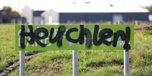 "Heuchler" wurde im Dorf Lützerath am Rande des Braunkohle-Tagebaus Garzweiler II von RWE auf ein Schild mit der Aufschrift "Grünes Band" gesprüht.