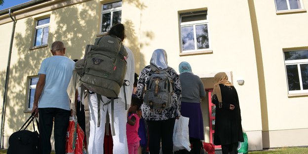 Flüchtlinge warten vor einer Kaserne in Ohrdruf, Thüringen.