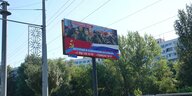 Ein Plakat am Rand einer großen Straße in Samara wirbt für den Eintritt in das Samara-Bataillon für den Kampfeinsatz in der Ukraine.