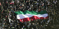 Menschenmenge und die Fahne von Iran