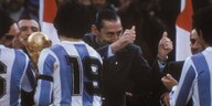 Argentinische Spieler werden von Junta-Chef Videla für ighren WM-Triuph 1078 gefeiert