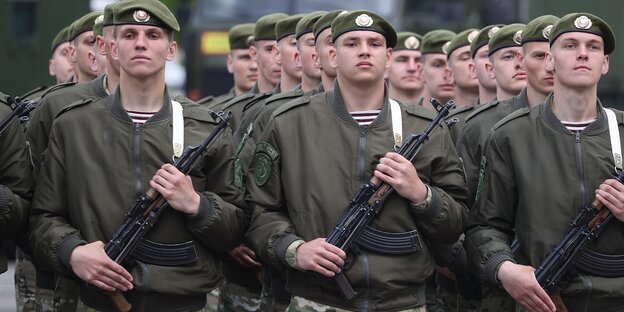 Soldaten aus Belarus bei einer Parade