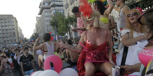 feiernde Menschen auf dem CSD in Berlin