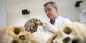 Der Rechtsmediziner Klaus Püschel hält einen menschlichen Schädel hoch