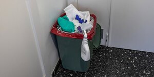 Ein Mülleimer mit Plastikmüll