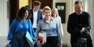 Bettina Jarasch, Franziska Giffey und Klaus Lederer, die Spitzen der Berliner Landesregierung, laufen gemeinsam in Richtung Kamera