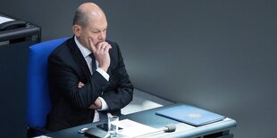 Olaf SCholz im Deutschen Bundestag, nachdenklich