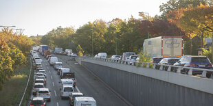 Ein Stau auf der A100