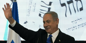Benjamin Netanjahu winkt in die Menge