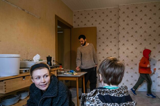 Die Berliner Familie in Trautchens ehemaliger Küche Die Berliner Familie in Trautchens ehemaliger Küche