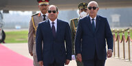 Ägyptischer Präsident Abdel Fattah al-Sisi und der algerische Präsident Abelmadjid Tebboune laufen über den roten Teppich