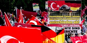 Protest mit türkischen und deutschen Fahnen