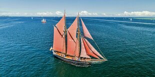 Der Segler "Zuversicht" unter vollen Segeln auf dem Wasser