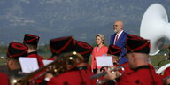Der albanische Premierminister und die EU-Kommissionspräsidentin Ursula von der Leyen bei einer Willkommenszeremonie in Albanien