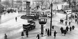 Menschen auf einer belebten Kreuzung im Berlin der 20er Jahre