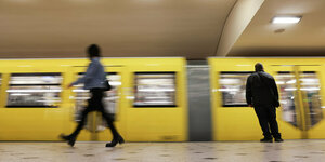 Eine gelbe U-Bahn fährt in den Bahnhof Zoologischer Garten in Berlin ein