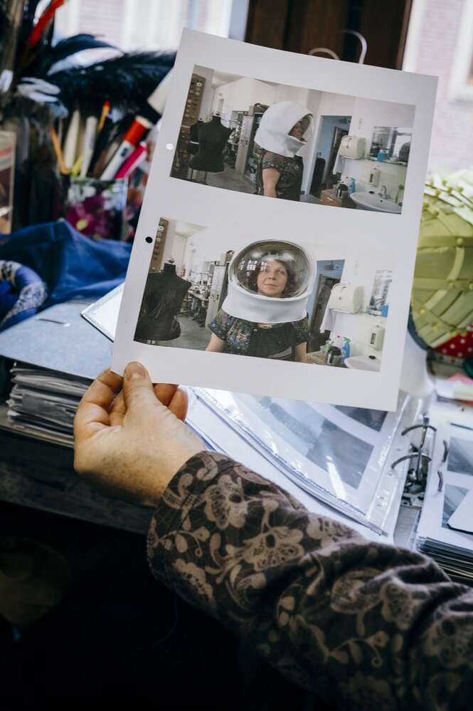 Britta Hildebrandt zeigt ein Foto von sich mit einem Astronautenhelm