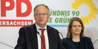Stephan Weil (SPD) und Julia Willie Hamburg (Grüne) hinter einem Rednerpult bei der Präsentation des Koalitionsvertrages.