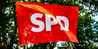 Eine rote Fahne mit SPD-Logo