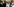 Eine Frau hält ein Plakat mit Fotos Generälen aus dem Iran