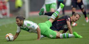 Im Zweikampf um den Ball: Ricardo Rodriguez (l), vom VfL Wolsburg, und der Frankfurter Spieler Stefan Aigner