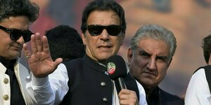 Imran Khan sprich in ein Mikrofon