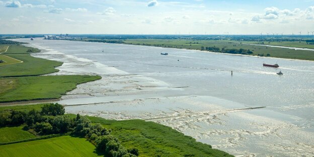 Luftbild von der Weser zwischen Brake und der Mündung
