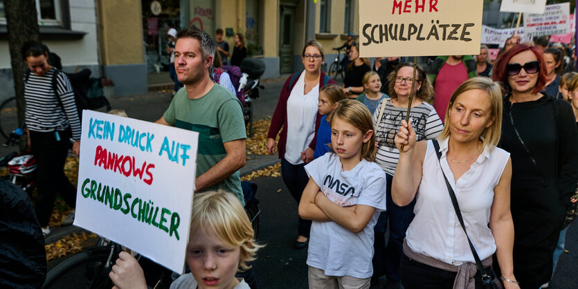 Schüler*innen und Erwachsene laufen auf einer Demonstration