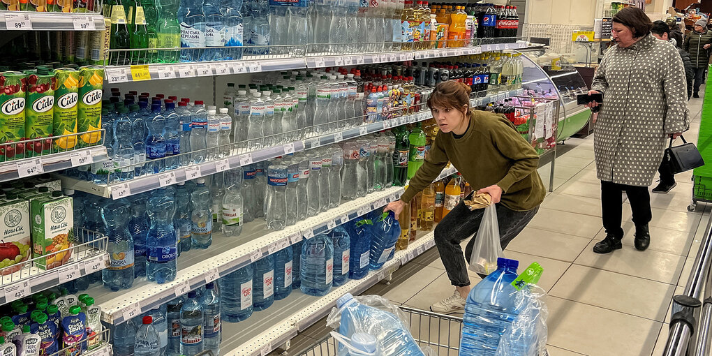 Frauen neben einem Supermarktregal in der Ukraine